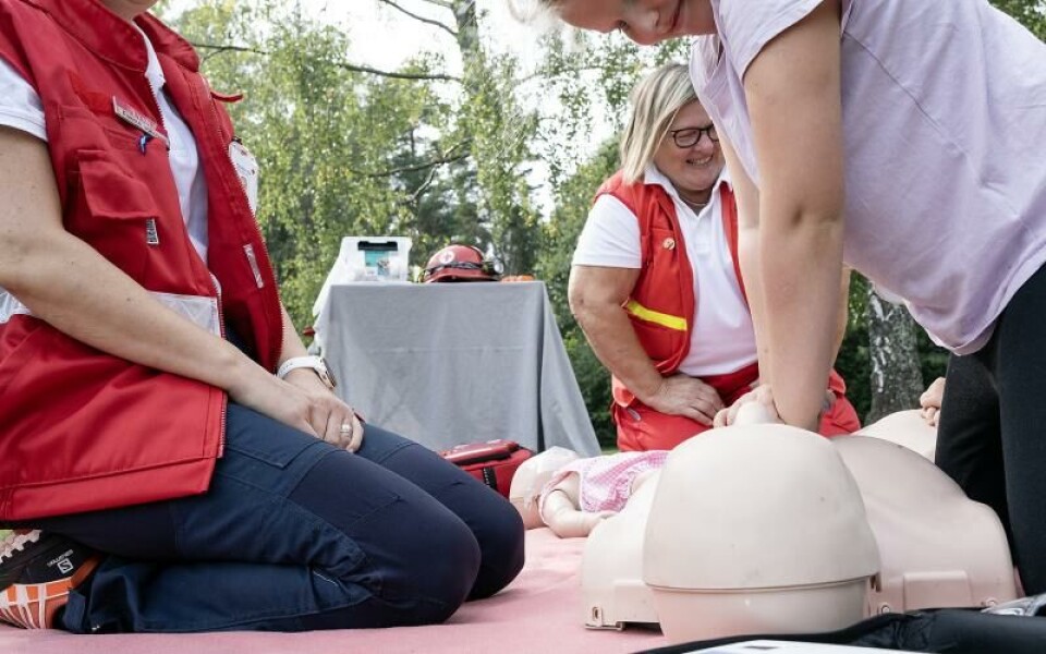 Lynn Häggblom och Charlotte Mattsson demonstrerar första hjälpen för Leah Fynbo och sedan är det dags för henne att testa. Foto: DANIEL ERIKSSON