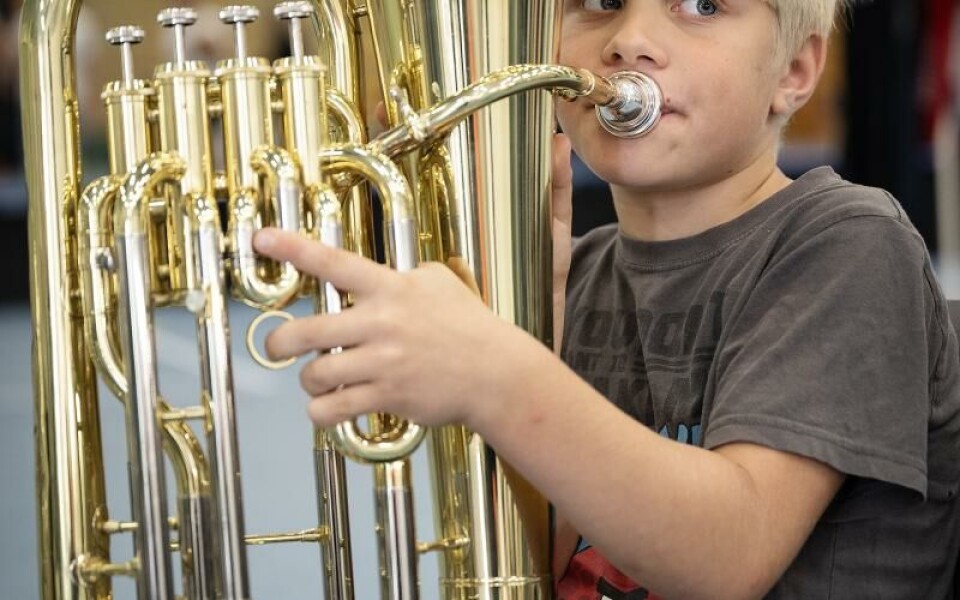 Tymofii Lobanov får lätt ljud i blåsinstrumenten, här en eufonium.Foto: DANIEL ERIKSSON