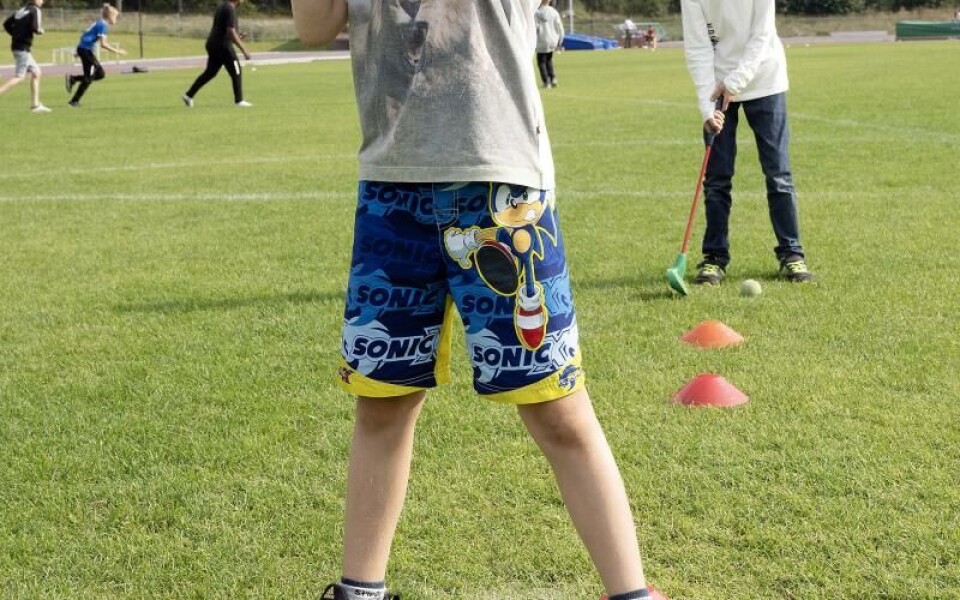 Joel Höglund och Oliver Lindberg testade på golfklubbens aktiviteter.Foto: DANIEL ERIKSSON