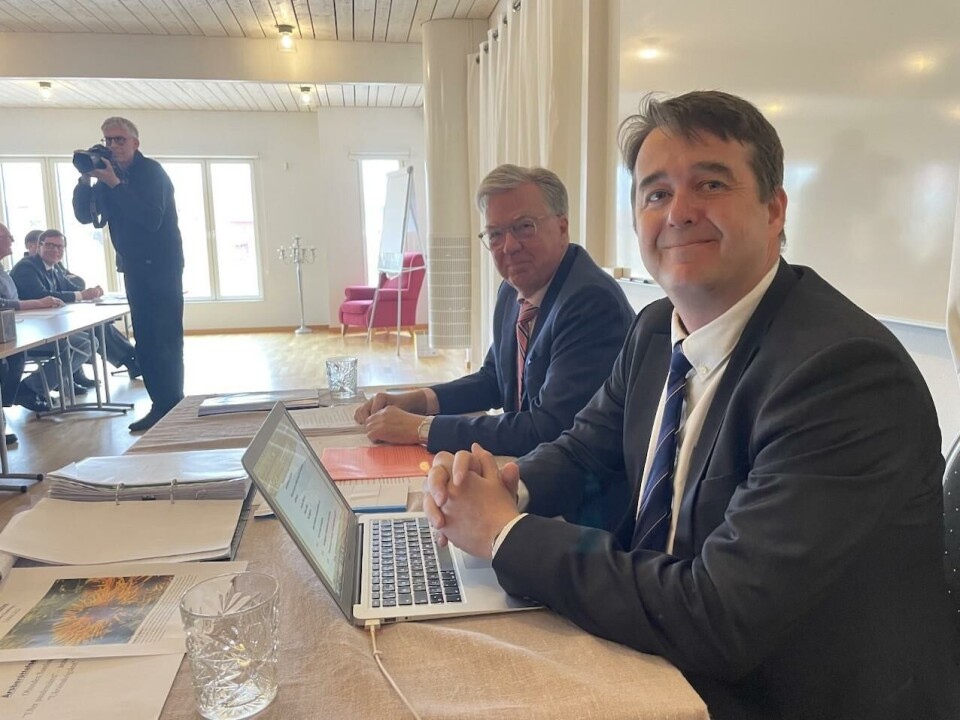 Marcus Måtar blir ny Ob-ordförande efter Bert Häggblom (till vänster).