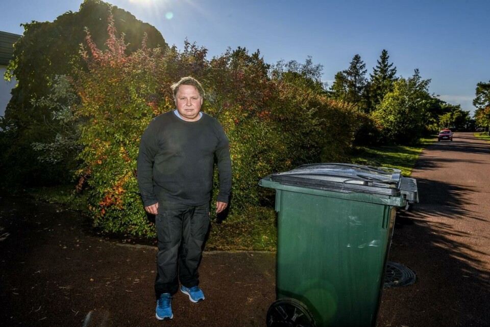 Trots att Patrik Landin och hans familj är de enda som bott i fastigheten på Granvägen i Mariehamn under de senaste elva åren fick han härom veckan en fem år försenad faktura för ytterligare en registrerad bostad i fastigheten. Patrik Lundin, Sopavgift, Mise