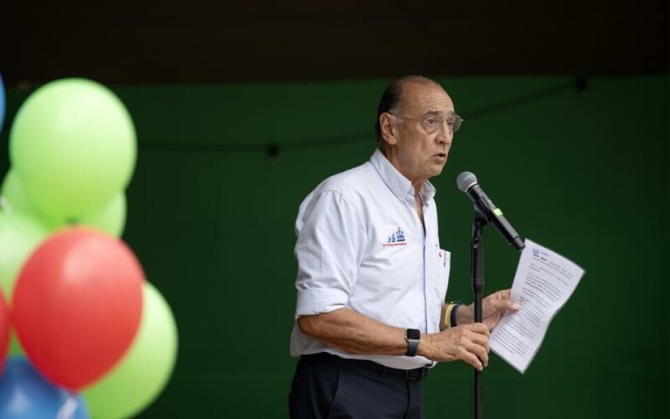 Raúl Mimbacas håller ett välkomsttal under invigningen. Foto: DANIEL ERIKSSON