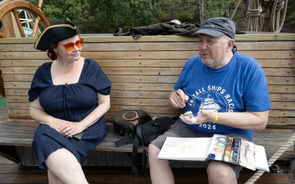 Henning Holzhausen visar Malou Lindqvist sina akvarellmålningar. Foto: DANIEL ERIKSSON