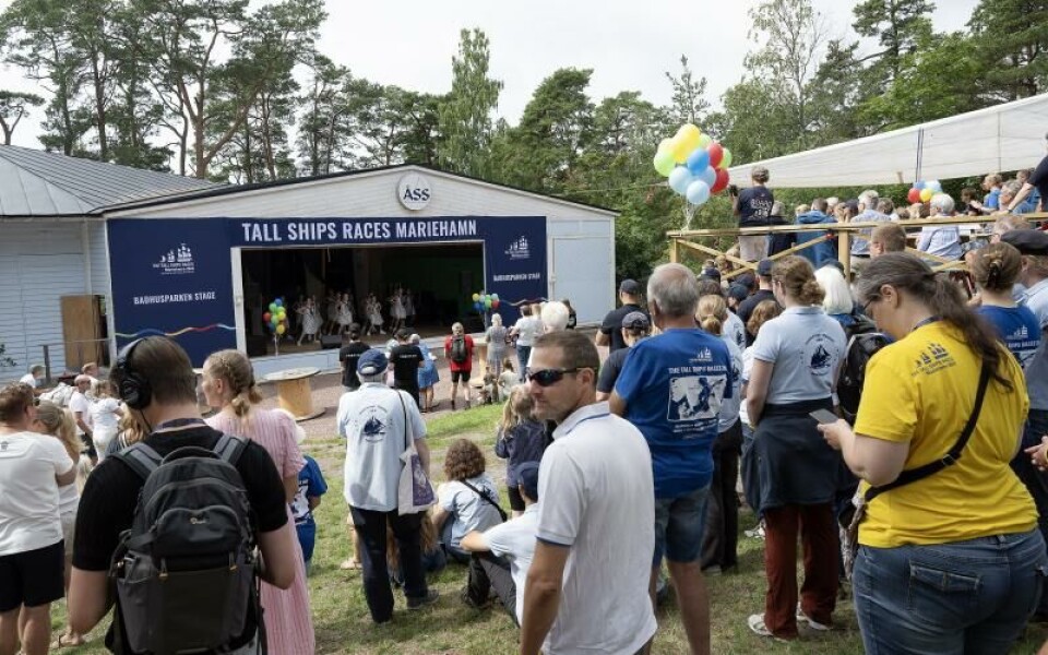 Många samlades i badhusparken när det var dags för invigning. Foto: DANIEL ERIKSSON
