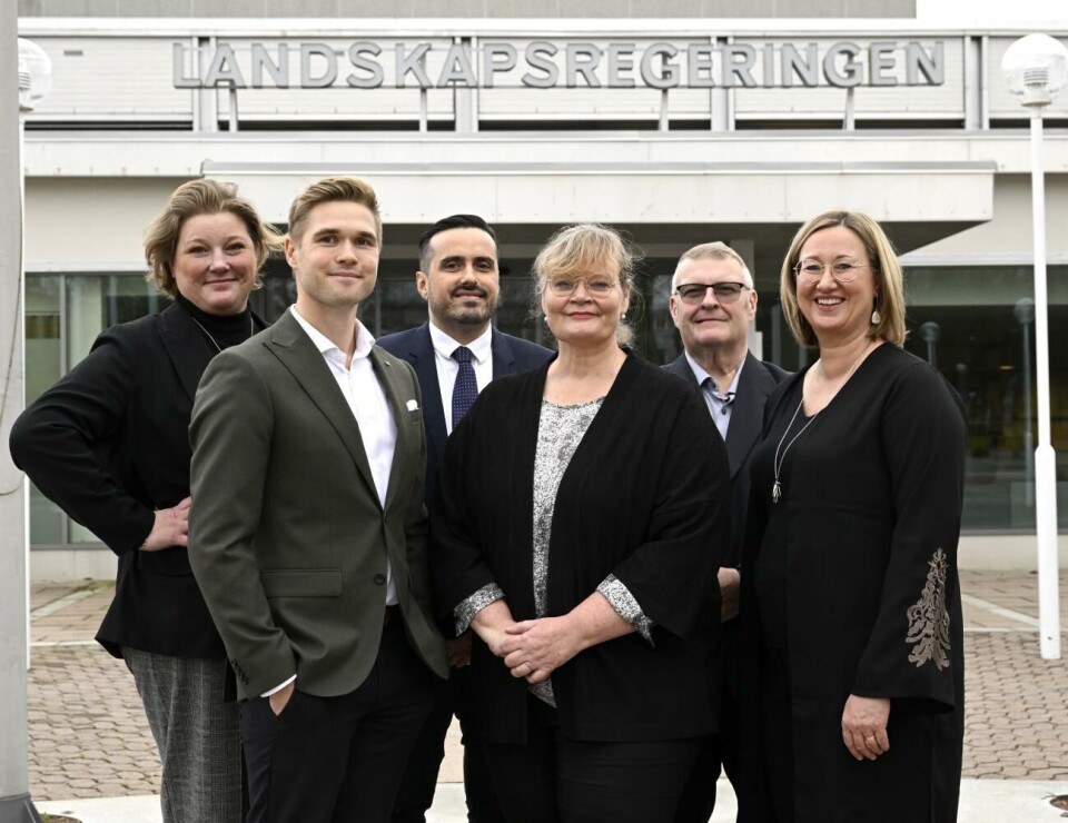 Ministrar välkomnar en diskussion om arvoden. kansliminister Ingrid Zetterman (Lib), närings- och miljöminister Jesper Josefsson (C), social- och hälsovårdsminister Arsim Zekaj (S), lantråd Katrin Sjögren (Lib), finansminister Mats Perämaa (Lib) och infrastruktur- och klimatminister Camilla Gunell (S). Blivande vicelantråd och utbildnings- och kulturminister Annika Hambrudd (C) saknas på bilden. De nya ministrarna får högre arvode än sina företrädare. På bilden syns kansliminister Ingrid Zetterman (Lib), närings- och miljöminister Jesper Josefsson (C), social- och hälsovårdsminister Arsim Zekaj (S), lantråd Katrin Sjögren (Lib), finansminister Mats Perämaa (Lib) och infrastruktur- och klimatminister Camilla Gunell (S). Vicelantråd och utbildnings- och kulturminister Annika Hambrudd (C) saknas på bilden.