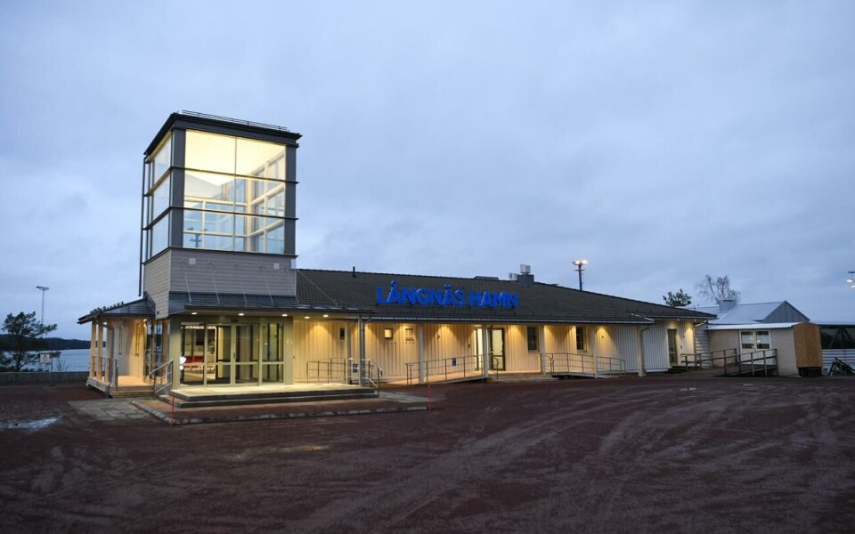 Ben Lundqvist har besvärat sig mot det beviljade bygglovet för en ny passagerarterminal i Långnäs. Byggnads- och miljönämnden i Lemland-Lumparland anser att besväret ska förkastas. Den gamla huvudingången har ersatts av en tornformad vindsluss och precis som på insdan är det på utsidan tänkt att flödena av passagerare ska styras in och ut från terminalen på ett strukturerat sätt.