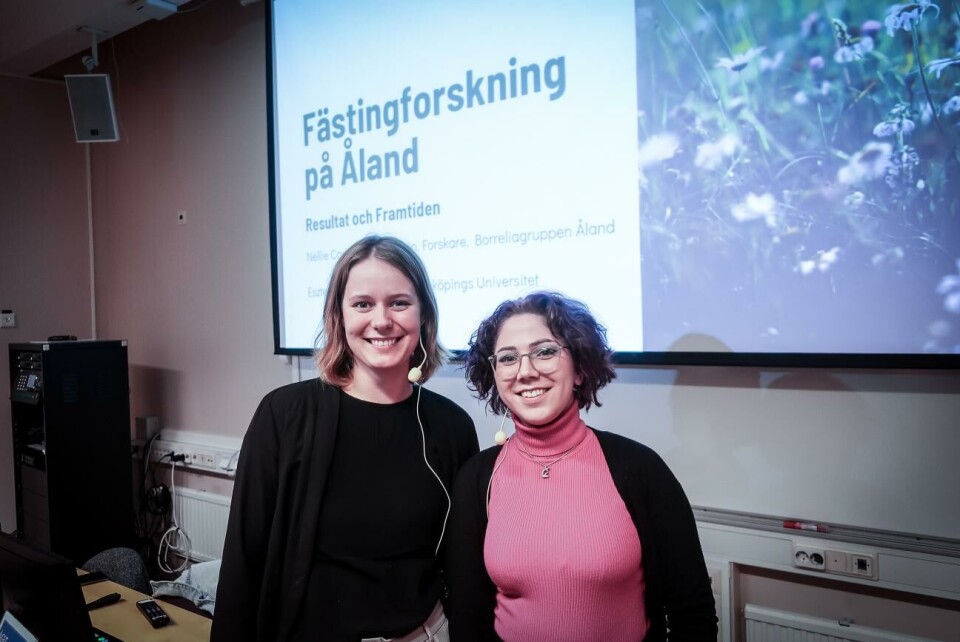 Forskaren Nellie Carlströmer Berthén från Borreliagruppen och doktoranden Eszter Tompa från Linköpings universitet presenterande AxBioTick-studien vid en föreläsning i måndags.