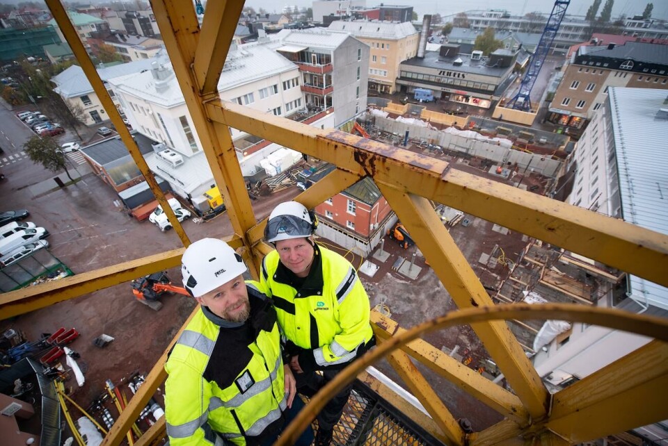 Ralf Gustafsson och Magnus Andersson tog med Ålandstidningens fotograf Daniel Eriksson upp i en av de två tornkranarna på byggarbetsplatsen.