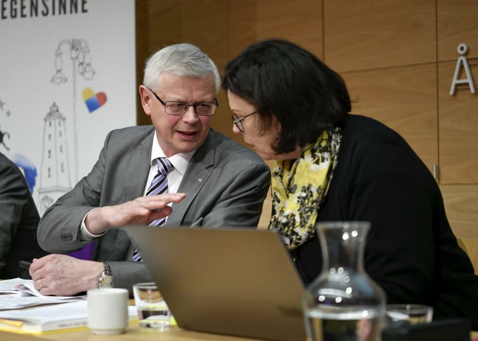 Nästa vecka ska landskapsregeringen träffa lagtingets självstyrelsepolitiska nämnd för att diskutera läget i förhandlingen om den nya självstyrelselagen. Ett alternativ för vice lantrådet Harry Jansson (C) och lantrådet Veronica Thörnroos (C) är att föreslå att revisionen avbryts.
