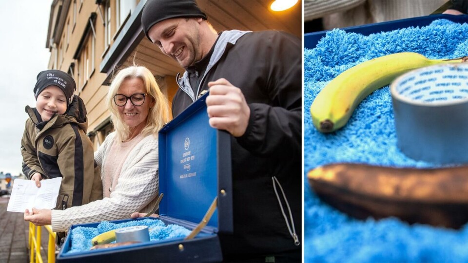 Ture Wiklund budade hem den auktion Jeff Karlsson (längst till höger) la ut på Ålands köp och sälj. Pengarna gick sedan till Ålands cancerförening, något som verksamhetsledaren Monica Toivonen uppskattade.