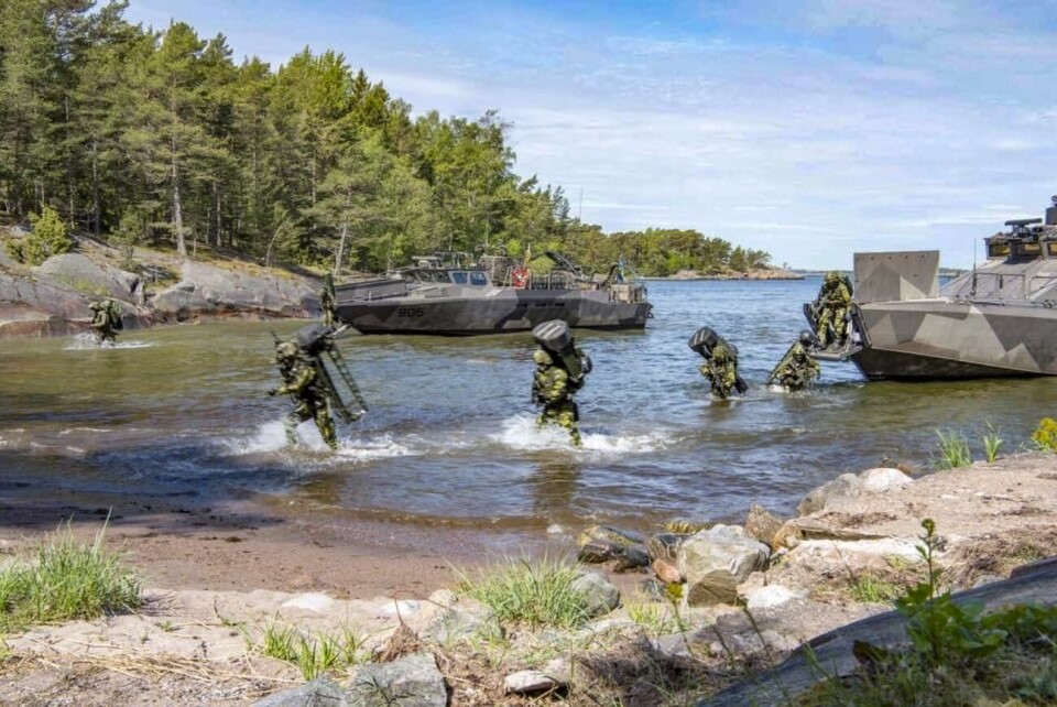 Lagförslag skärper kraven för åländska värnpliktiga Ett utökat försvarssamarbete mellan Sverige och Finland har blivit nödvändigt, säger Rysslandsexperten Patrik Oksanen. På bilden syns svenska Amfibieregementet och finländska Nylands brigad under en gemensam övning i Östersjön i juni 2019.@Foto:Försvarsmakten