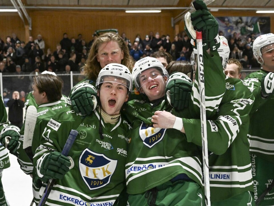 Fem mål blev det för matchhjälten Benny Qvarfordt (till höger). Till vänster Niklas Kerwien och assisterande lagkapten Pontus Nylén bakom dem.