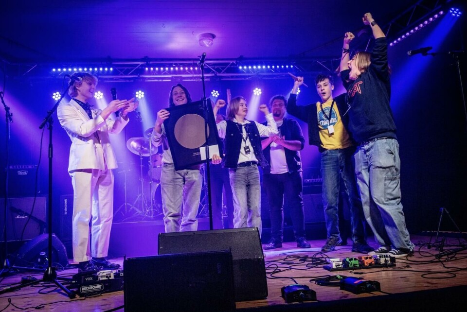 Tävlingen Ung Musik 2025 avgjordes på lördagskvällen och bandet High Society jublade över vinsten. Från vänster jurymedlemmen Lukas Lantz och High Societys Liam Lundberg, Nisse Lindvik, Amro Evertsson och Emmett Olsson.