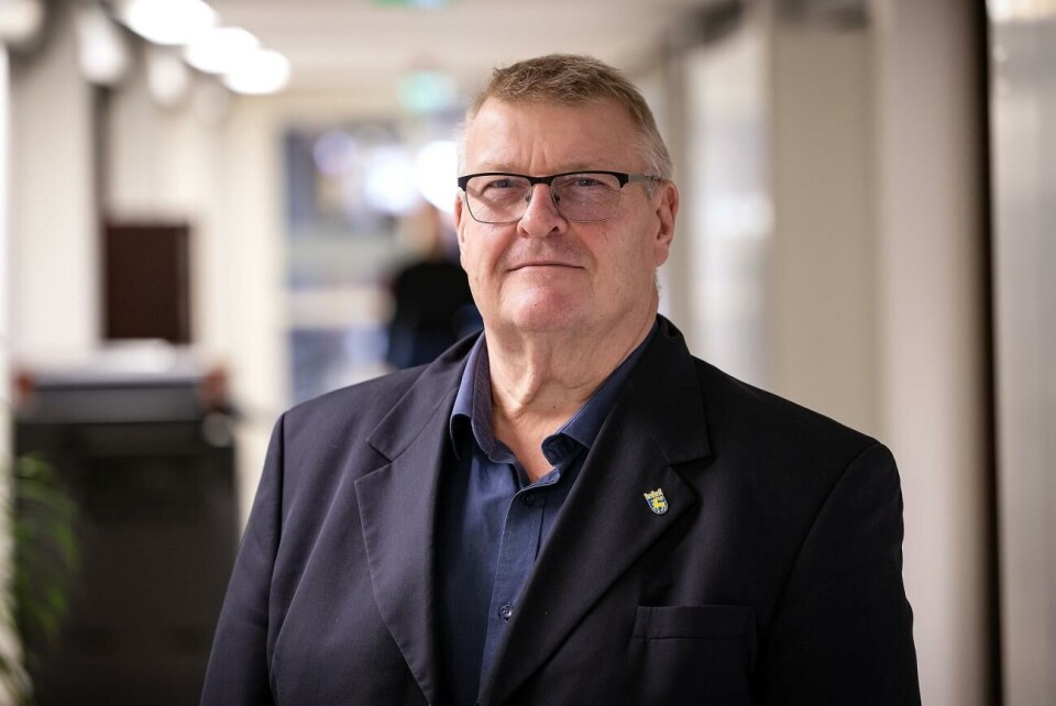 ”Hellre spara på administration än att spara på sjuksköterskor”, säger finansminister Mats Perämaa (Lib).