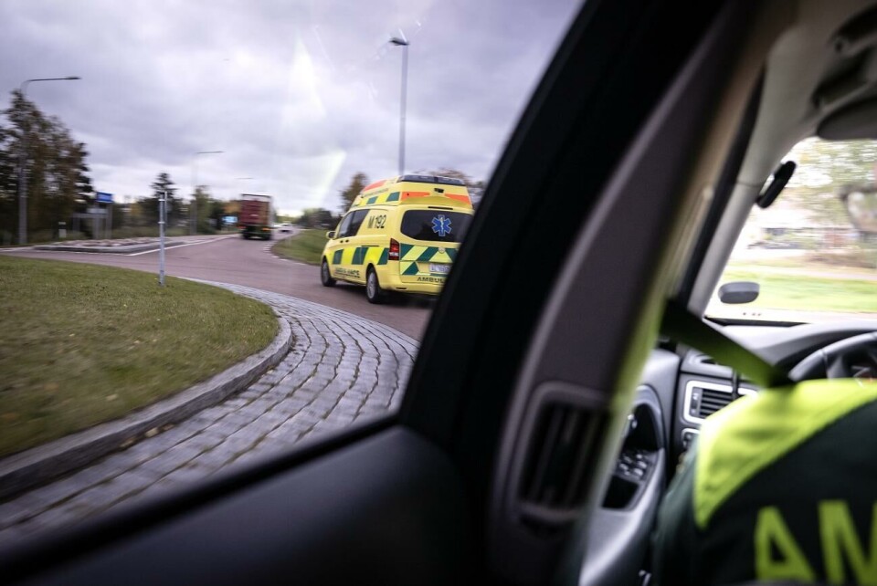 Ändringar i Finlands finansiering av akuta ambulans- och helikoptertransporter riskerar blir dyrt för ålänningar. Räddningsverkets ambulanser rycker i dag i genomsnitt ut på åtta larm per dag eller 3.100 per år. Det är dubbelt fler än för 25 år sedan.Daniel Eriksson