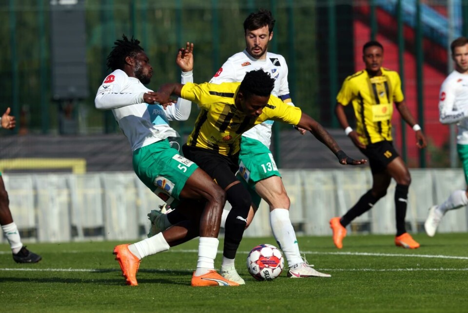 Totalt blev det tio ligamatcher för Usman Suleman (till vänster). IFK klarade inte av att sätta stopp för FC Honka och fick lämna Esbo utan poäng.<\n