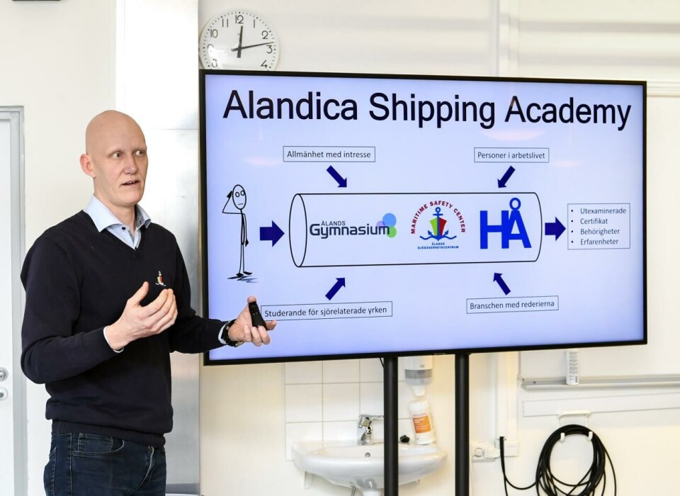 Så här såg det ut i mars 2020 när Kristoffer Joelsson presenterade det nya samarbetet mellan sjöfartsutbildningarna på Åland under namnet Alandica Shipping Academy. Men det samarbetet nådde inte ända fram, säger han nu och hoppas på en lösning med anledning av debatten om försäljningen av skolfartyget Michael Sars. Kristoffer Joelsson illustrerar det nya samarbetet med ett rör i vilken all den samlade kompetensen på Åland finns.
