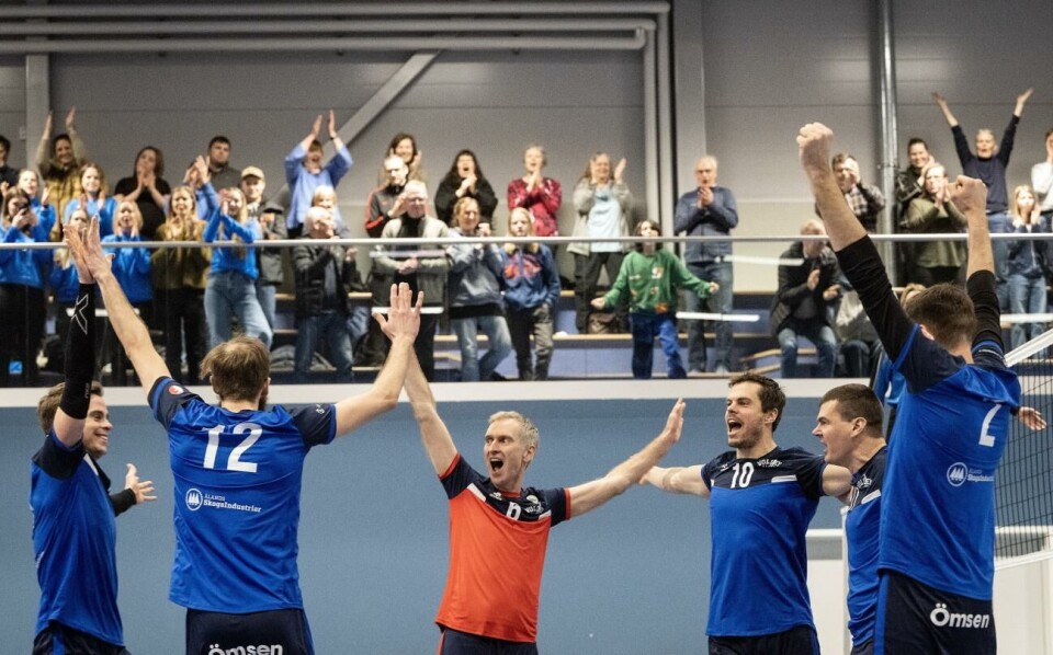 Jomala IK har säkrat seriesegern i division 1 för fjärde året i rad. Bilden är från seriesegern 2023. Volleyherrarna säkrade seriesegern på hemmaplan inför över 170 åskådare på plats i Vikingagården, Jomala.