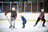 Andreas Karlsson, Wincent Kjäll och Lenita Kjäll brukar passa på att spela ishockey när det är friåkning på Islandia när de besöker släkten på Åland.
