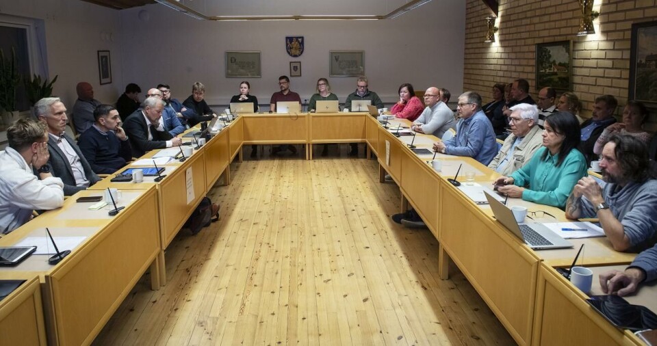 Avlönade förtroendevalda, borgmästare som leder kommunstyrelsen och dubbla roller som fullmäktige- och styrelseledamot kan bli verklighet enligt ett förslag till ny kommunallag. Det var ett delat kommunfullmäktige som sent i går kväll beslutade höja kommunalskatten i Jomala med en procentenhet.Kevin Eriksson