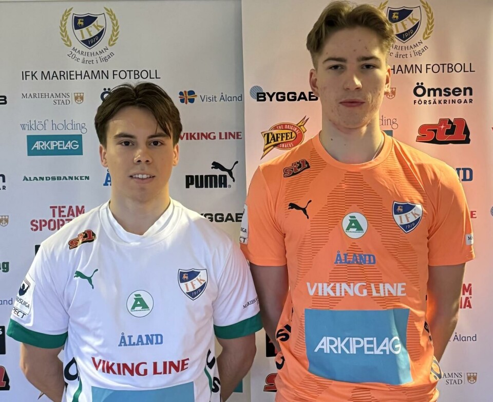 Matías Kivikko Arraño och Johannes Viitala drar på sig IFK-tröjan.