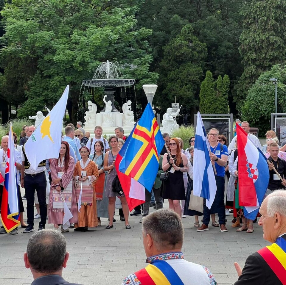 22 länder var representerade på LINC-konferensen i Rumänien i fjol. Leader Ålands verksamhetsledare Alexandra de Haas bar den åländska flaggan.