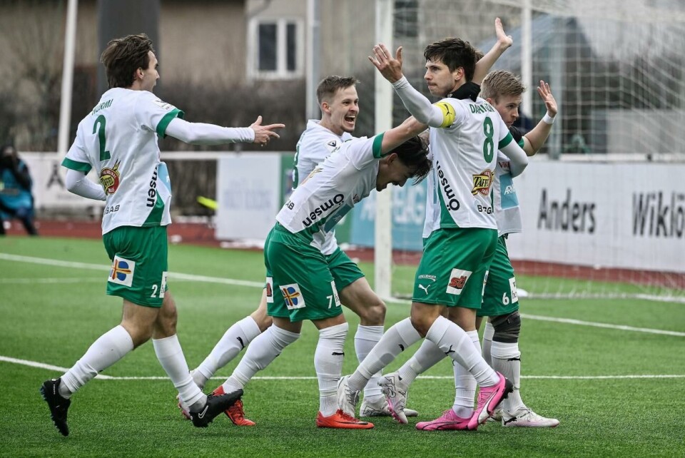I fjol vann IFK ligapremiären hemma mot Ekenäs IF med 3–2. Sebastian Dahlström och hans lagkamrater firar segermålet på Wiklöf Holding Arena.