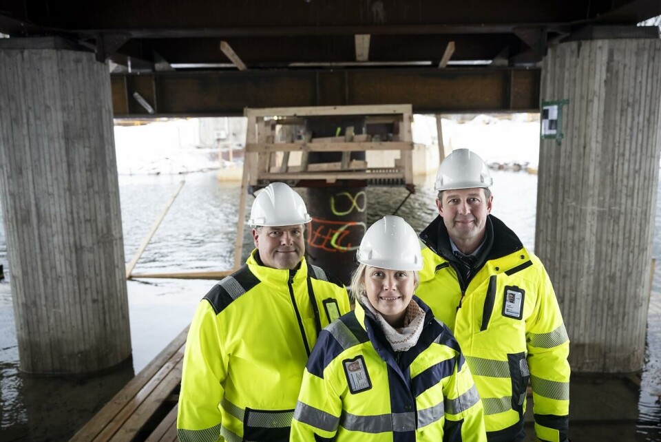 Lemströms kanalbro kommer att bli klar i juni 2025 säger byråchefen Elin Roselius (längst fram) och projektledaren Anders Sundblom (till vänster). Här står de under bron tillsammans med avdelningschefen Fredrik Pettersson. ”Det har gått riktigt bra”, säger Anders Sundblom om bygget. Lemströms kanalbro kommer att bli klar i juni 2025 säger byråchefen Elin Roselius (längst fram) och projektledaren Anders Sundblom (till vänster). Här står de under bron tillsammans med avdelningschefen Fredrik Pettersson. ”Det har gått riktigt bra”, säger Anders Sundblom om bygget.@Normal_indrag:Daniel Eriksson