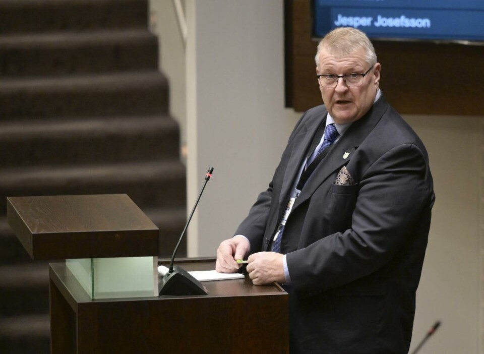 Finansminister Mats Perämaa (Lib) kan inte säga om de ändrade avtalen för landskapets anställda leder till någon inbesparing, men att det innebär avtalsförhandlingar.