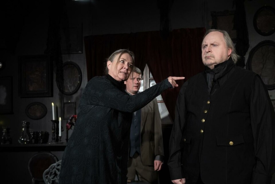 Regissör Jonas Love Danielsson (som även spelar besökaren Kurt, här i bakgrunden) har strävat efter största möjliga uttrycksfullhet vilket tyvärr går ut över den för äktenskapsdynamiken så viktiga kemin som måste finnas mellan de grälande makarna Alice (Tina Sjövall) och Edgar (Jan-Erik Berglund) i 'Dödsdansen'. Regissör Jonas Love Danielsson (som även spelar besökaren Kurt, här i bakgrunden) har strävat efter största möjliga uttrycksfullhet vilket tyvärr går ut över den för äktenskapsdynamiken så viktiga kemin som måste finnas mellan de grälande makarna Alice (Tina Sjövall) och Edgar (Jan-Erik Berglund) i 'Dödsdansen'.Hülya Tokur-Ehres