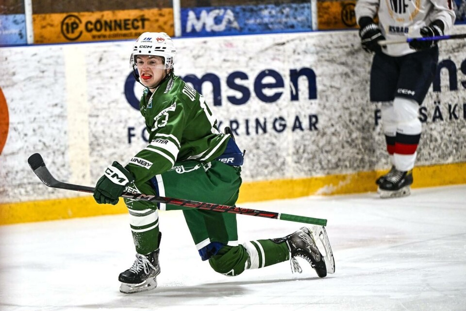 Benny Qvarfordt satte ett mål för IFK Mariehamn i bortamatchen mpt Älta. Benny Qvarfordt vet hur man firar ett mål. Söndagens seger mot rivalen Nynäshamn innebär att IFK hockey får fira jul som klara serieledare i Alltrean.Daniel Eriksson