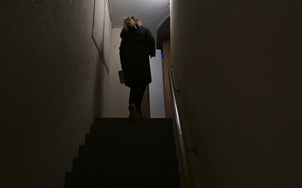 Den långa trappan som leder upp till vinden är mörk och trång. Men med ivriga steg tar sig Ålandstidningen upp för den för att ta del av de skatter som gömmer sig där uppe.Foto: Robert Jansson