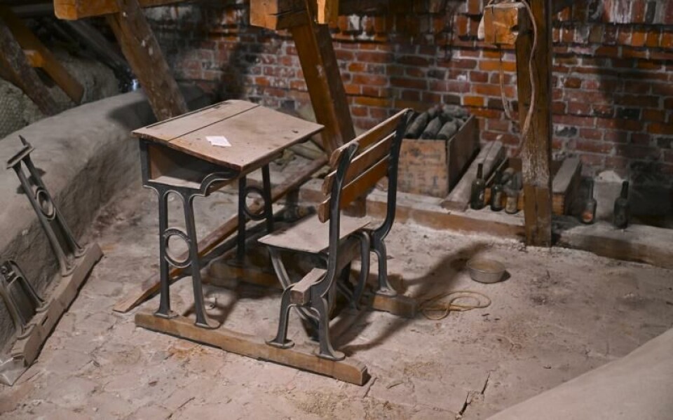 Några av de äldsta pulpeterna i Ålands lyceums historia är dessa i järnsmide och trä. De är robusta och skapades för att hålla länge i en skolmiljö där de användes flitigt. Hur bekväma de var att sitta i är en annan femma.Foto: Robert Jansson