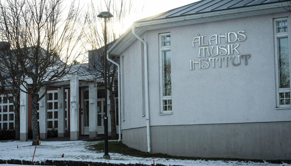Ålands musikinstituts satsning på videosamtal utan fördröjning får inte tillgång till Ålcoms svartfibernät.