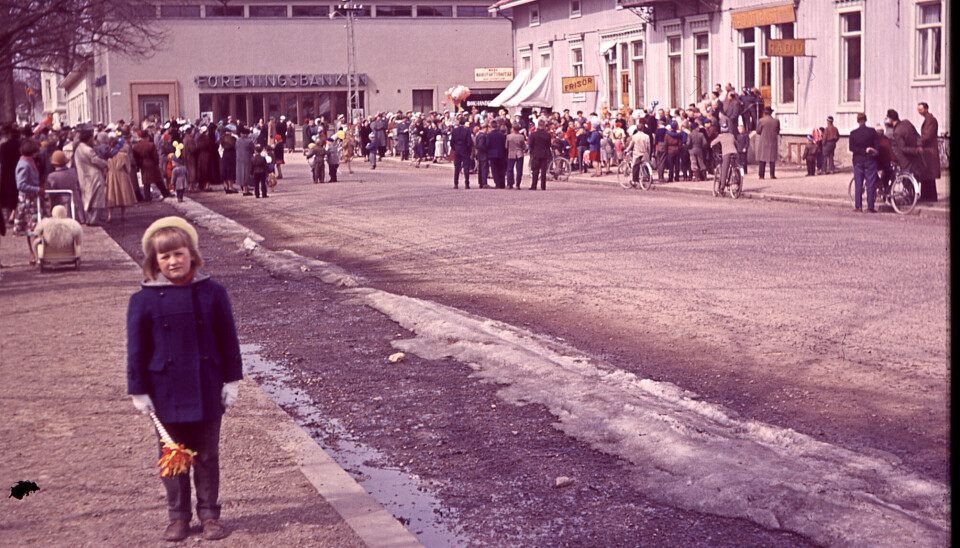 Bildtext: Första maj-firande vid Wirénska gården och Föreningsbanken i Mariehamn på 1950-talet. Foto: Bengt Elling.