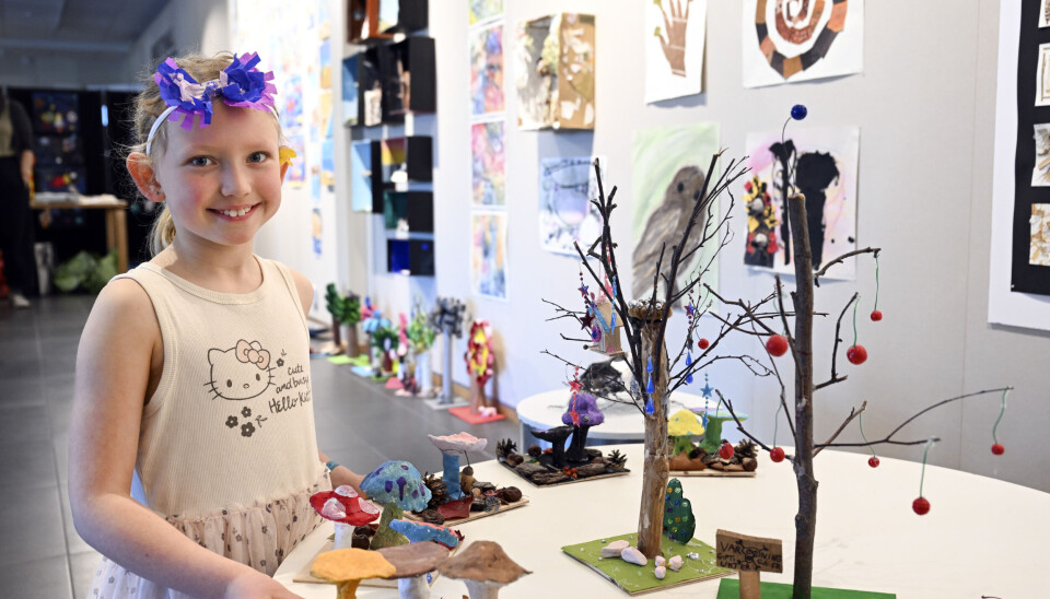 Chia Elevall har skapat ett sagoartat träd med pärlor och stjärnor.