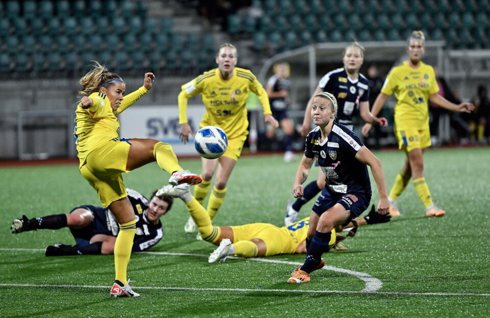 HJK och Åland United i en kamp i fjol.