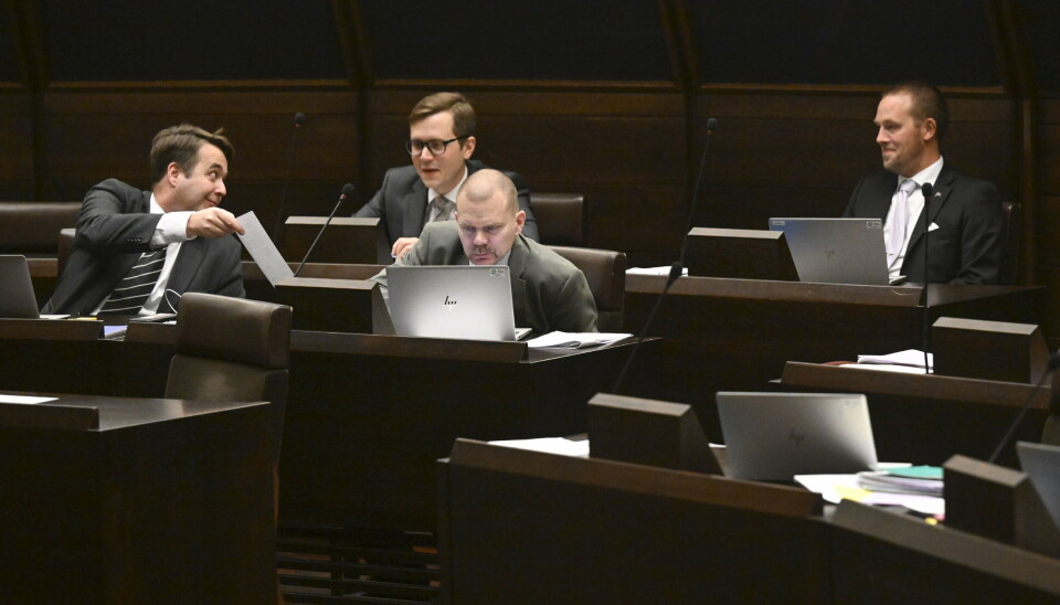 Obunden samling understöder inte förslaget till lag om tryggande av kommunal service. Från vänster Marcus Måtar (Ob), Christian Wikström (Ob), Stellan Egeland (Ob) och Andreas Kanborg (Ob).
