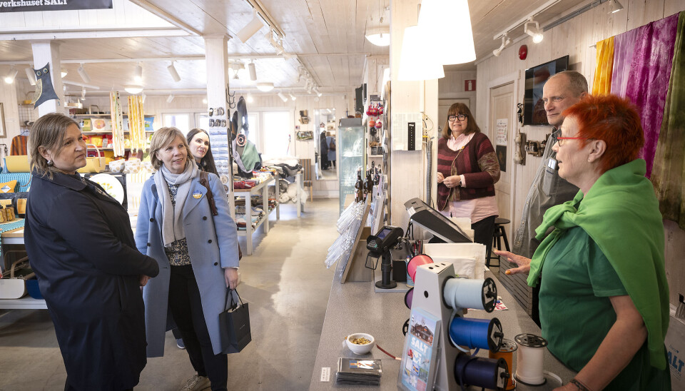 Den svenska EU-parlamentarikern Karin Karlsbo (L) och Finlands EU-parlamentariker Anna-Maja Henriksson (SFP) besökte Åland och bekantade sig bland annat med företaget Salt. På bilden syns parlamentarikerna längst till vänster, sedan Visit Ålands Noora Löfström samt konsthantverkarna Anna Nilsson, Bert Johansson och Ilse Berg.