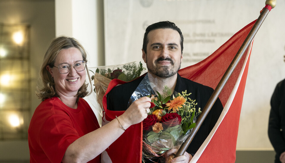 Arsim Zekaj (till höger) valdes till ny ordförande för Ålands socialdemokrater. Han efterträder Camilla Gunell, som varit ordförande i 15 år.