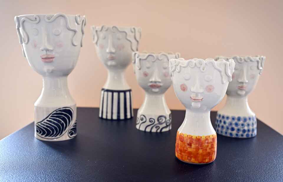 Judy Bradleys lekfulla figurer i utställningen Lera.