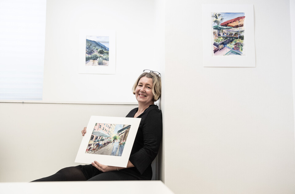 Akvarellerna som Lin Simons ställer ut blandar färgstarka landskap från den italienska kustlinjen och den grekiska övärlden med motiv från Helsingfors