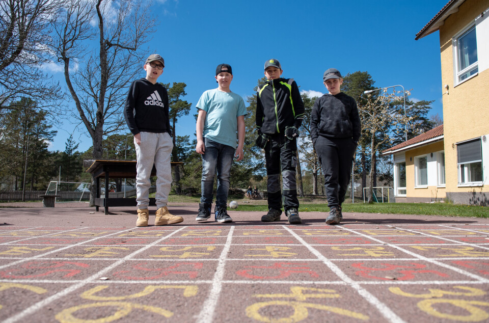 Janis Zvidrins, Ivan Lillie, Frans-Filip Paulson och Vincent Lindholm på skolgården. Om Lumparland ska gå ihop med Mariehamn? ”Nej”, säger alla – utom Frans-Filip, som kan tänka sig en korvkiosk i utbyte.