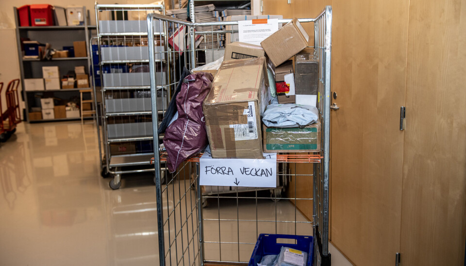 Mannen har varit i kontakt med Åland post och Tullen i omgångar, men ännu har han inte fått ut sitt paket. Enligt uppgifter han fått ska paketet finnas på posten i Mariehamn.