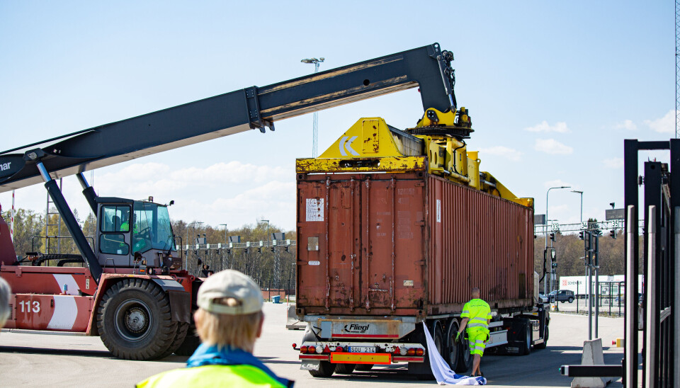 Arbetet fortsätter i Kapellskärs hamn.