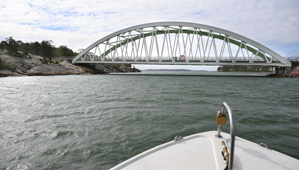 Färden går även under Prästöbron.