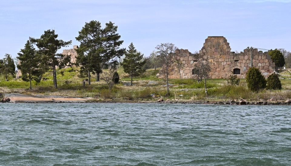 Bomarsunds fästning förstördes under Krimkriget år 1854. Från vattnet går det ändå att ana att det här en gång i tiden var ett pampigt byggnadsverk.