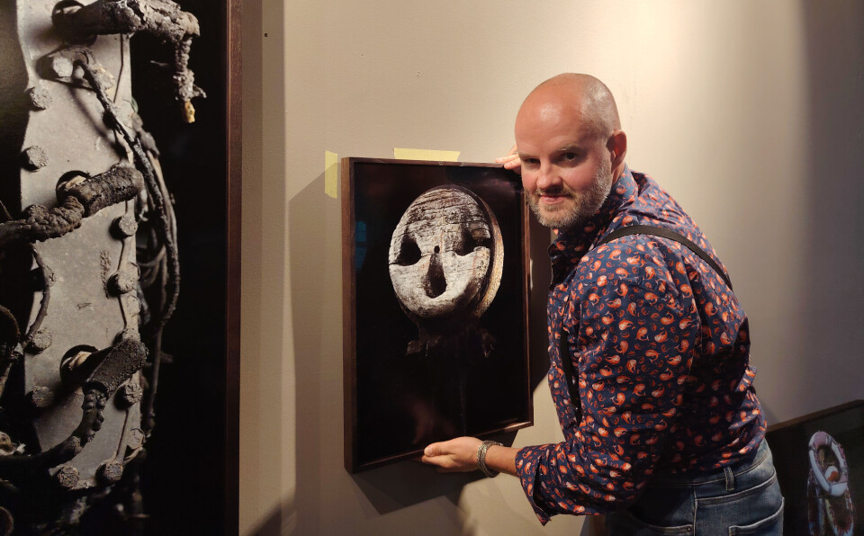 Kenneth Bamberg ställer ut på Ålands jakt- och fiskemuseum. Här med en bild på en upp- och nedvänd jungfru.