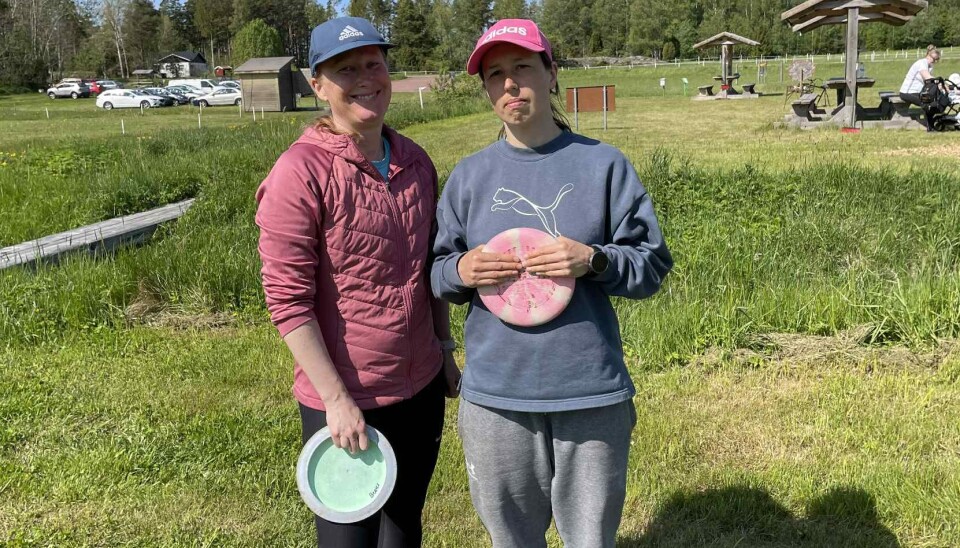 Johanna Beeks och Pille Raadik spelade i par vid söndagens invigningstävlingar.