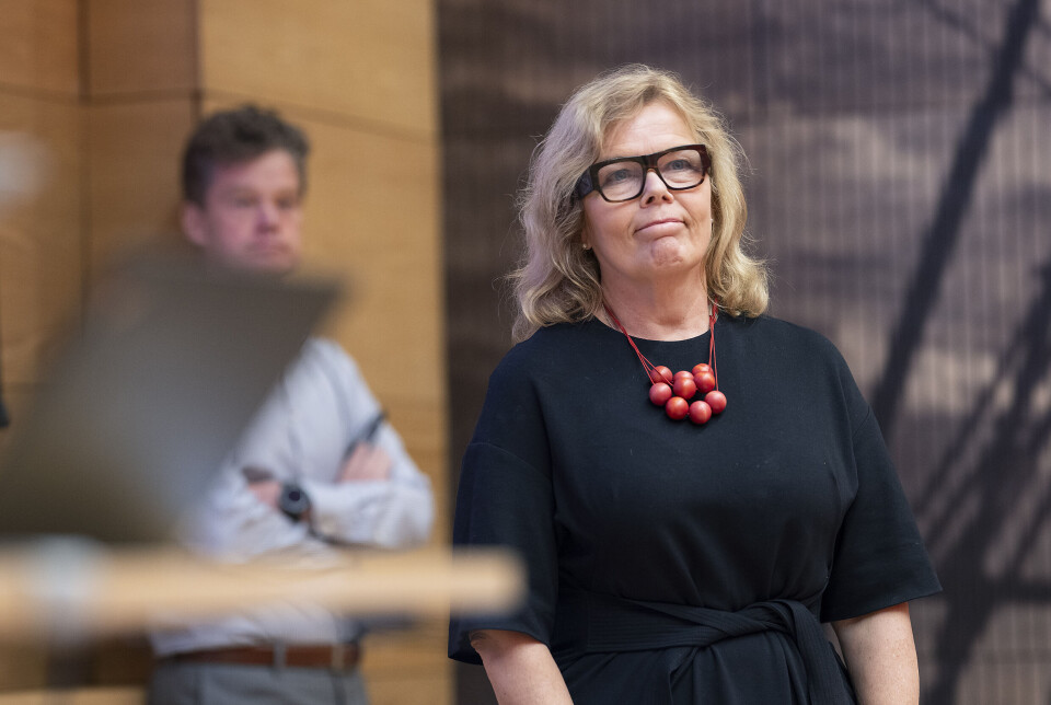 Johanna Boijer-Svahnström. I bakgrunden ses professor Edvard Johansson.
